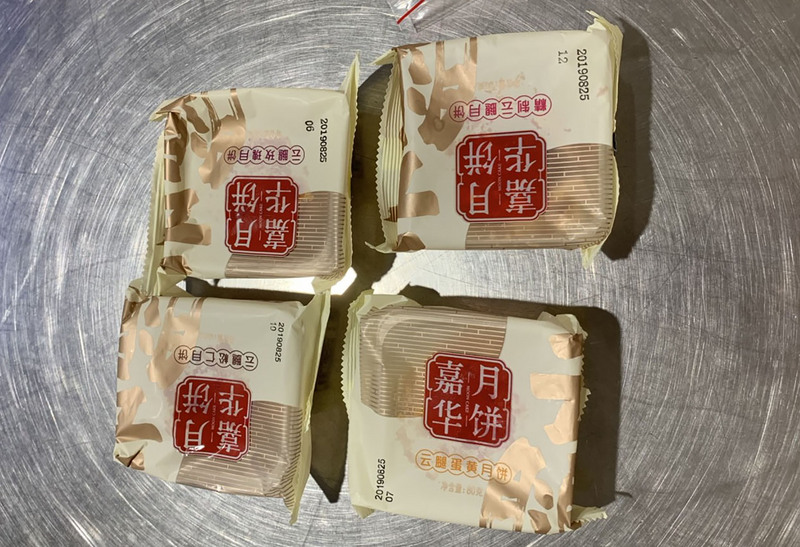 一名中國大陸籍田姓旅客4日搭機來台時，因攜帶豬肉餡月餅0.73公斤，遭罰新台幣20萬元。（台北關提供）