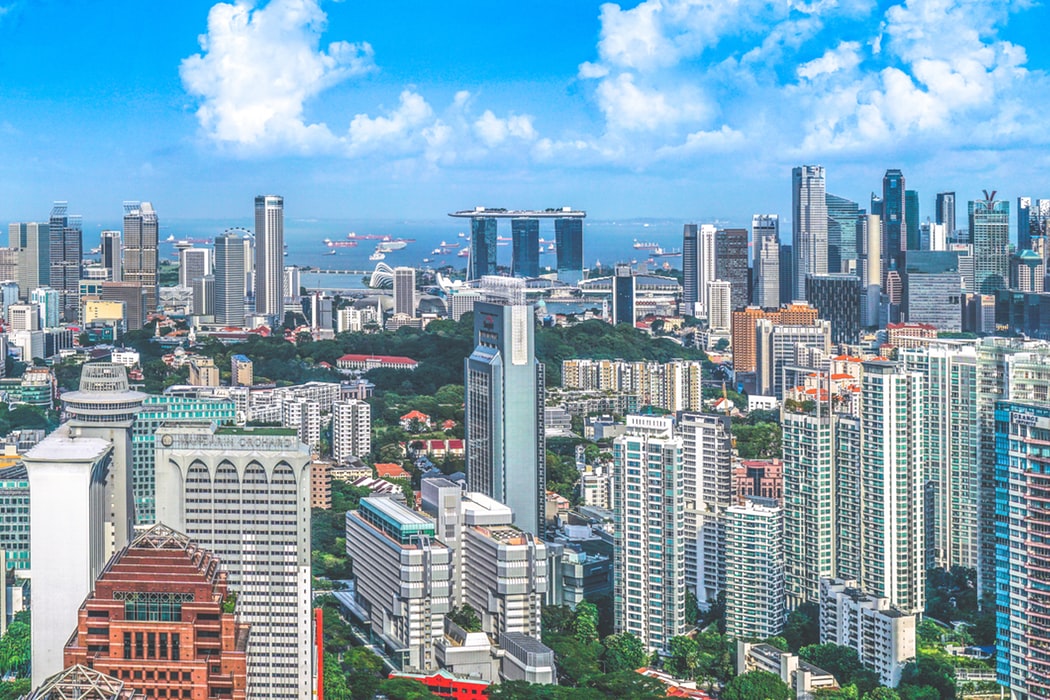 香港示威抗爭不見退燒下，中國資金近期將投資目標轉往新加坡以及馬來西亞等文化相近的地區。圖為新加坡街景 (圖:unsplash)