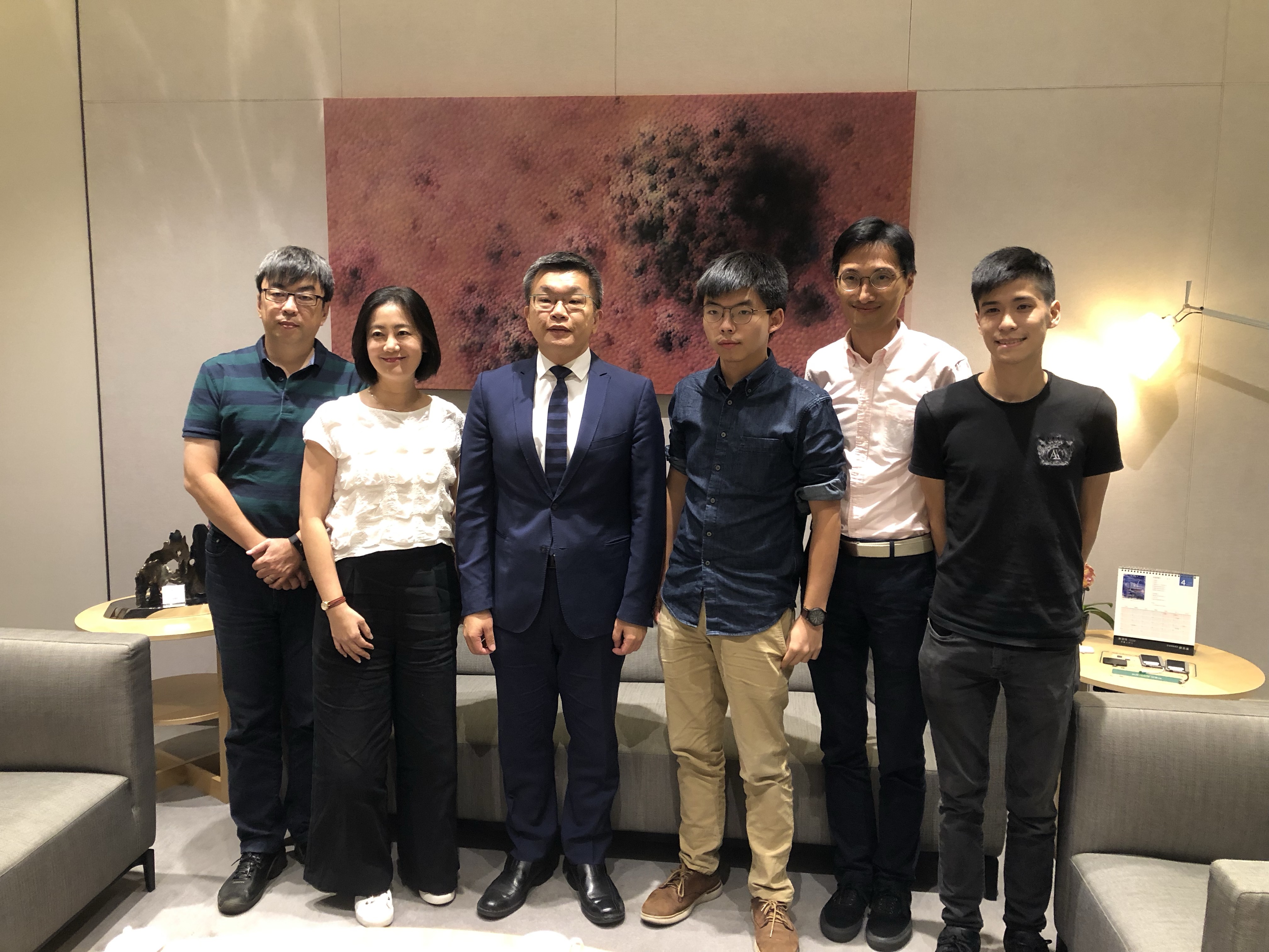 香港眾志秘書長黃之鋒、立法會議員朱凱迪、學聯前副秘書長岑敖暉4日拜會立法院副院長蔡其昌與民進黨立委段宜康、吳思瑤。(蔡其昌辦公室提供)