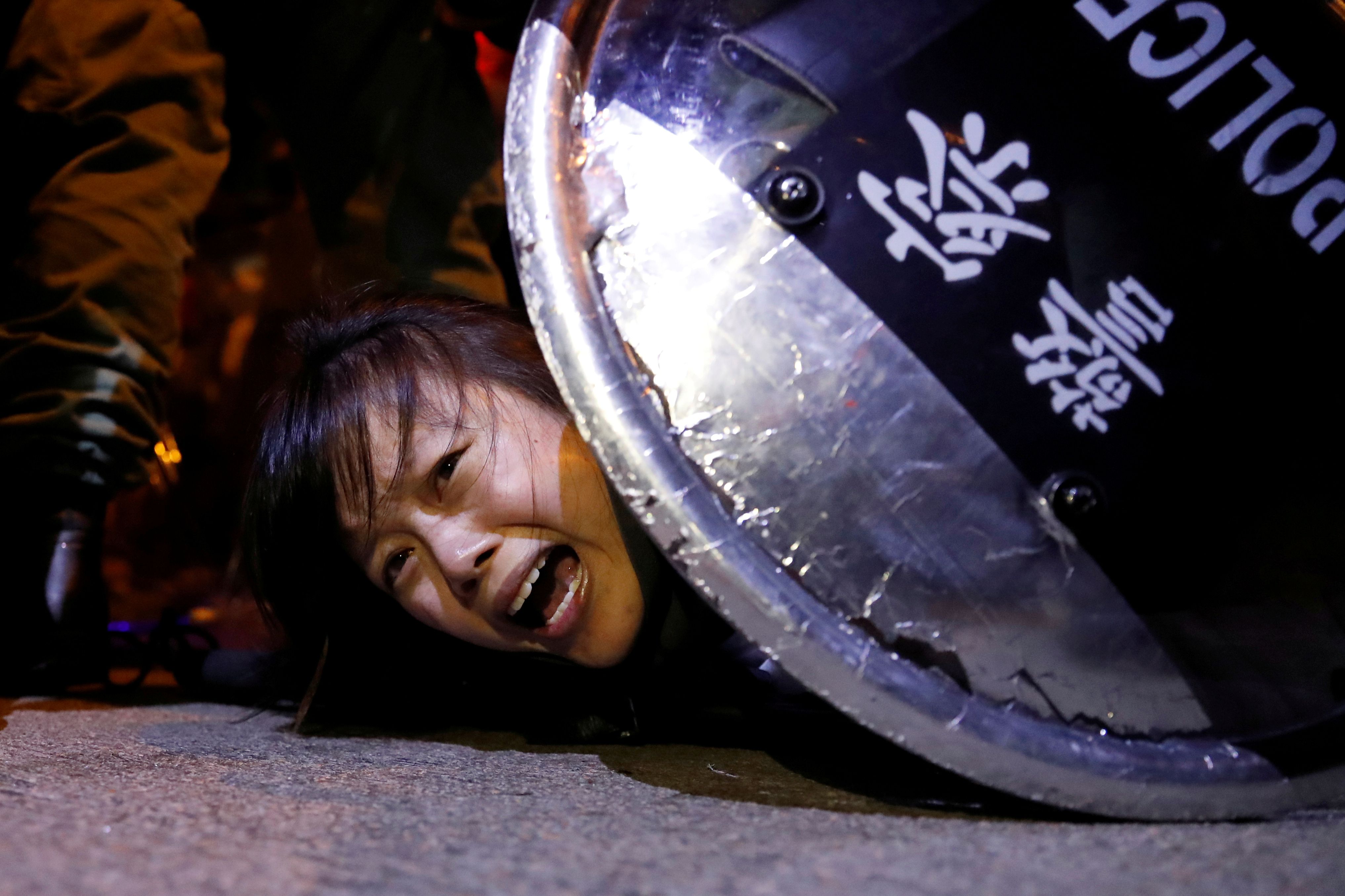 圖為香港反送中青年2019年9月2日在旺角警署外遭警方強勢壓制。（資料照片/路透社/達志影像）