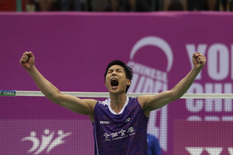 2019年中華台北羽球公開賽男單8強賽，台灣羽球一哥周天成（圖）6日迎戰馬來西亞選手詹俊為，最終以21比11、15比21、21比17拿下勝利，挺進4強。