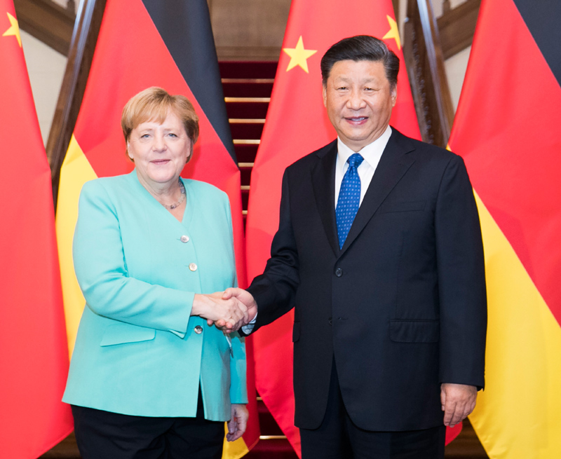 德媒認為，解決俄烏問題需要中國配合，同時也有俄國智庫學者認為，德國前總理梅克爾是適合的調停人選。圖為中國國家主席習近平(右)與德國前總理梅克爾。(圖：中國政府網)