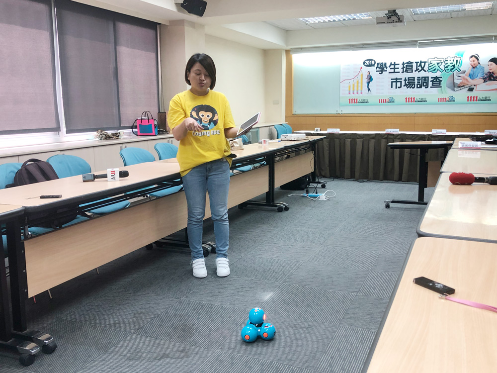 經營程式語言家教業者展示如何讓小朋友接觸程式設計啟蒙課程。（楊文君攝）