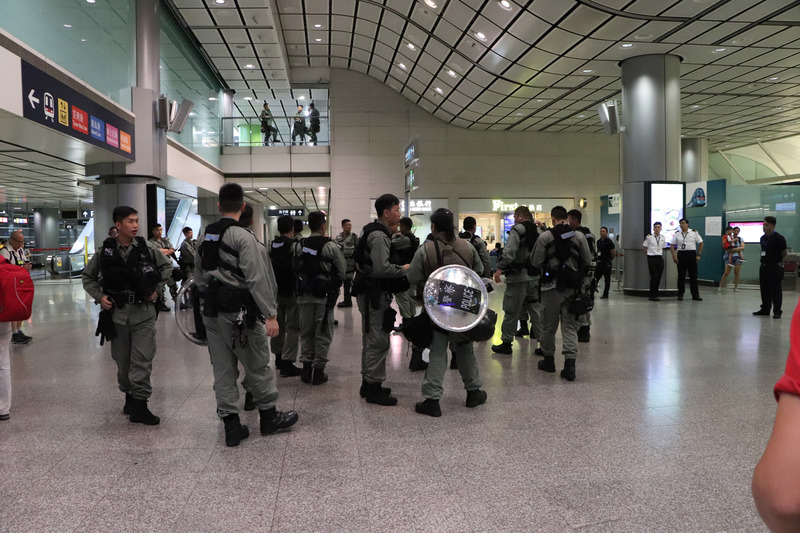 圖為防暴警察在機場快線香港站內戒備。(圖:中央社)