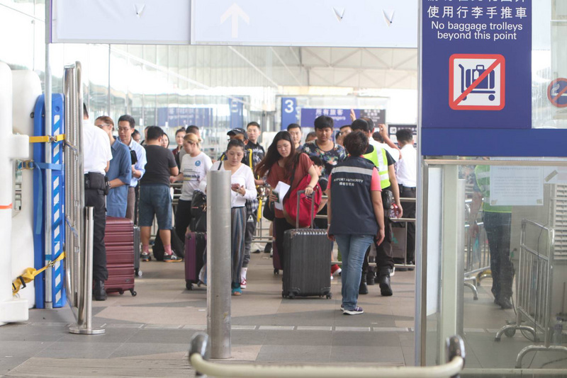 港媒報導，香港機場海關上月起加強檢查來港客機的乘客行李，特別要全面檢查所有台灣來港的乘客行李，已有數名台灣旅客被搜到「反送中」示威裝備，提交警方跟進，未來恐將被限制入境。(資料照/中央社)