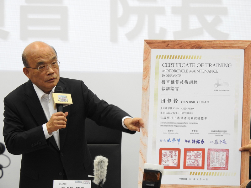 經濟部8日在行政院新莊聯合辦公大樓舉辦機車行升級轉型說明會，面對機車業者反映機車貨物稅太高的問題，行政院長蘇貞昌（圖）8日要求政財政部研議減少機車貨物稅，同時要求業者配合減稅幅度、減少獲利，減輕民眾購車負擔。(圖：中央社)