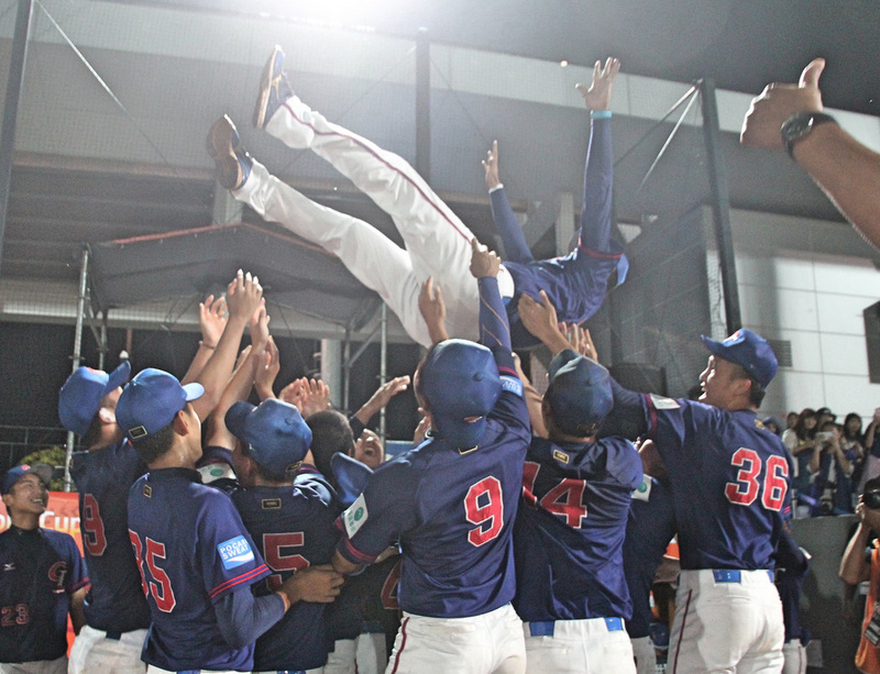 U18世界盃棒球賽，中華隊前後集訓約2個月，一步一步攀上「世界頂端」，8日冠軍戰以2比1擊敗美國、拿下隊史第3冠，球員開心衝上場歡呼之餘，壓力釋放、也激動流下眼淚。（中華民國棒球協會提供）