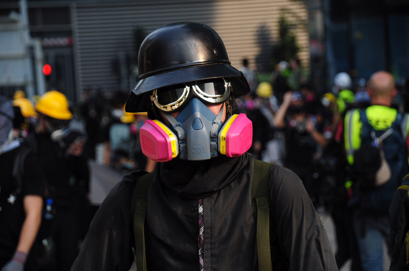 香港媒體3日引述港府消息指稱，可能在近日引用「緊急法」權力，頒布「禁蒙面法」。(圖：中央社)