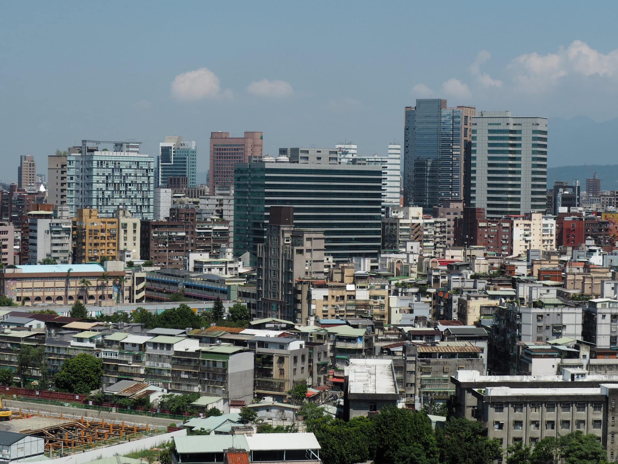 立法院會今天(28日)三讀修正通過「稅捐稽徵法」，明定相當於擔保稅款的擔保品包括易於變價、無產權糾紛且能足額清償的土地或已辦妥建物所有權登記的房屋。（蕭照平攝）