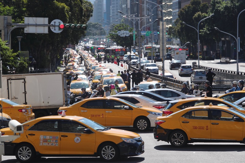 公路總局表示，若計程車行非法掩護白牌車，將重罰並廢照(圖:中央社)