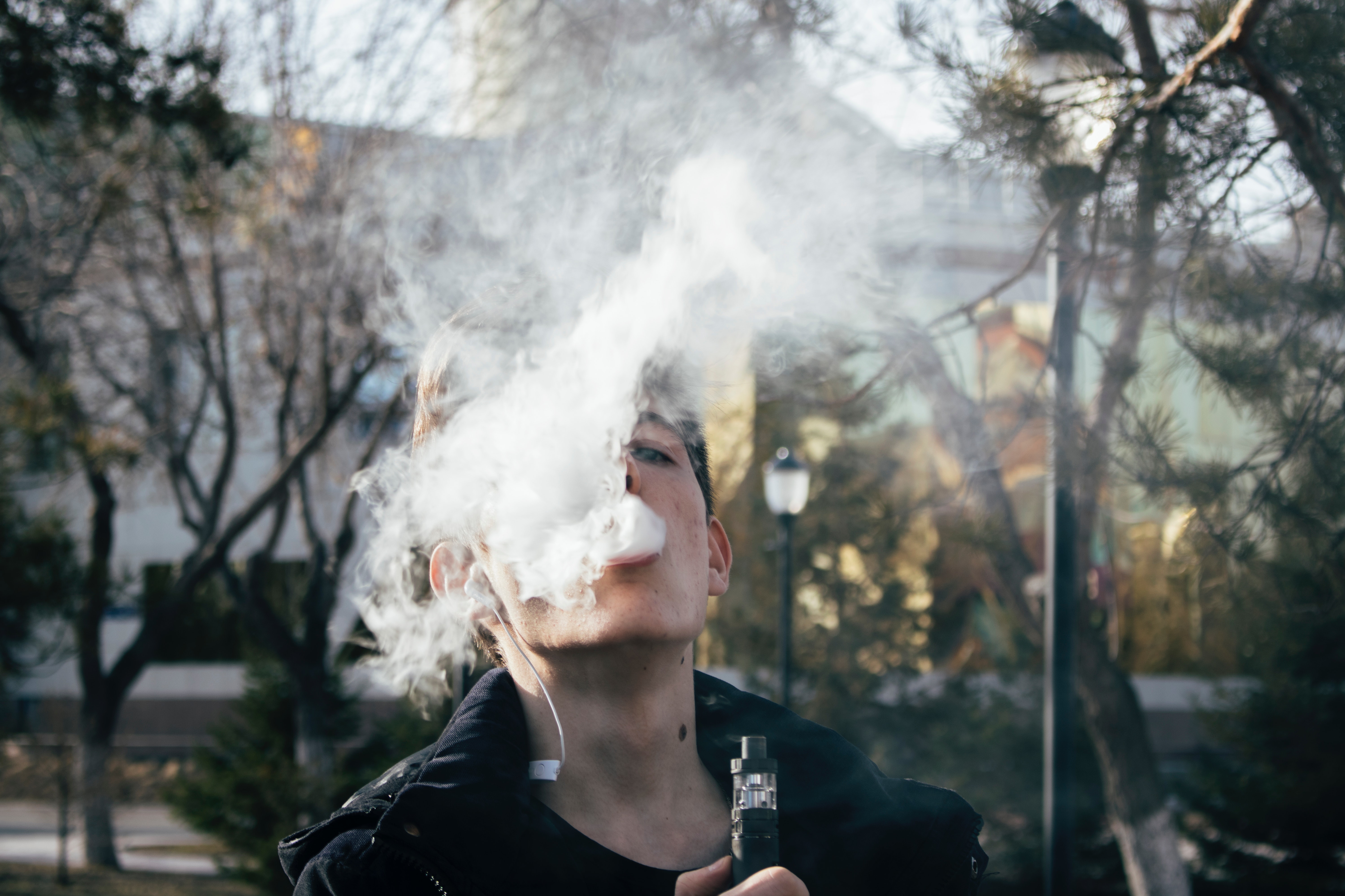 有醫師發現，電子菸在國高中間蔚為風潮，網路賣家更以果凍、代碼等名稱在網路上販售電子菸，規避稽查。(圖：Pexels)