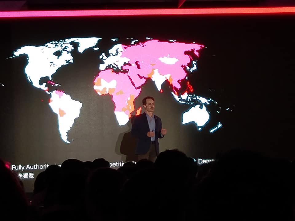 創辦奧斯陸自由論壇的美國人權基金會執行長哈佛森在開場致詞。(王韋婷攝)