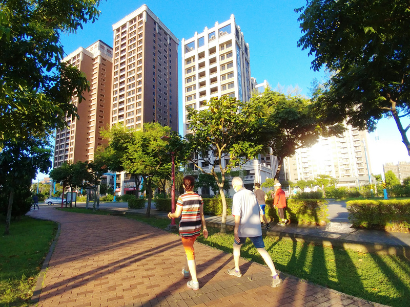 中央氣象局指出，21日台灣地區由偏東風轉為偏南風，氣溫持續回升，水氣偏少，各地大多為多雲到晴。(資料照/中央社)