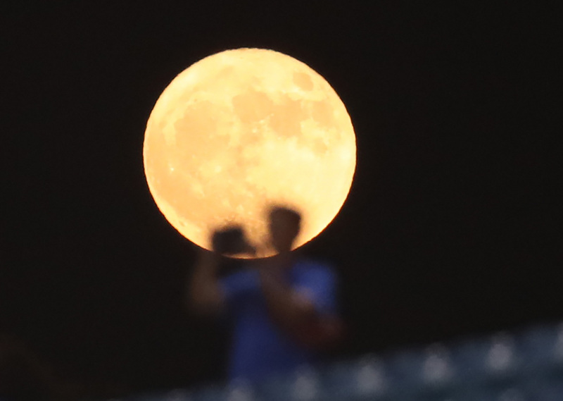 中央氣象局29日表示，中秋夜基隆北海岸、東半部可能雲量較多，有零星降雨機率，賞月要碰點運氣。(圖：中央社)