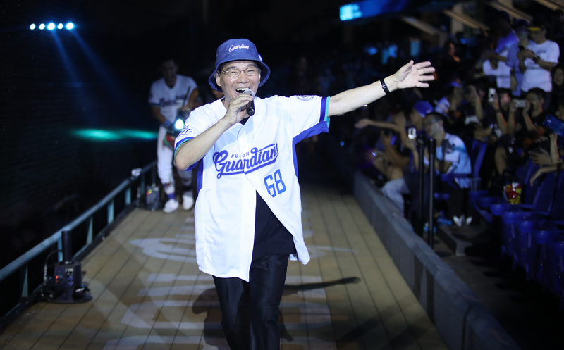 中職富邦悍將隊2019年在主場新莊棒球場與Lamigo桃猿隊進行3連戰，14日邀請歌手陳雷（中）獻聲，首次在球場開唱的他，帶來多首金曲，逗得全場哈哈大笑。