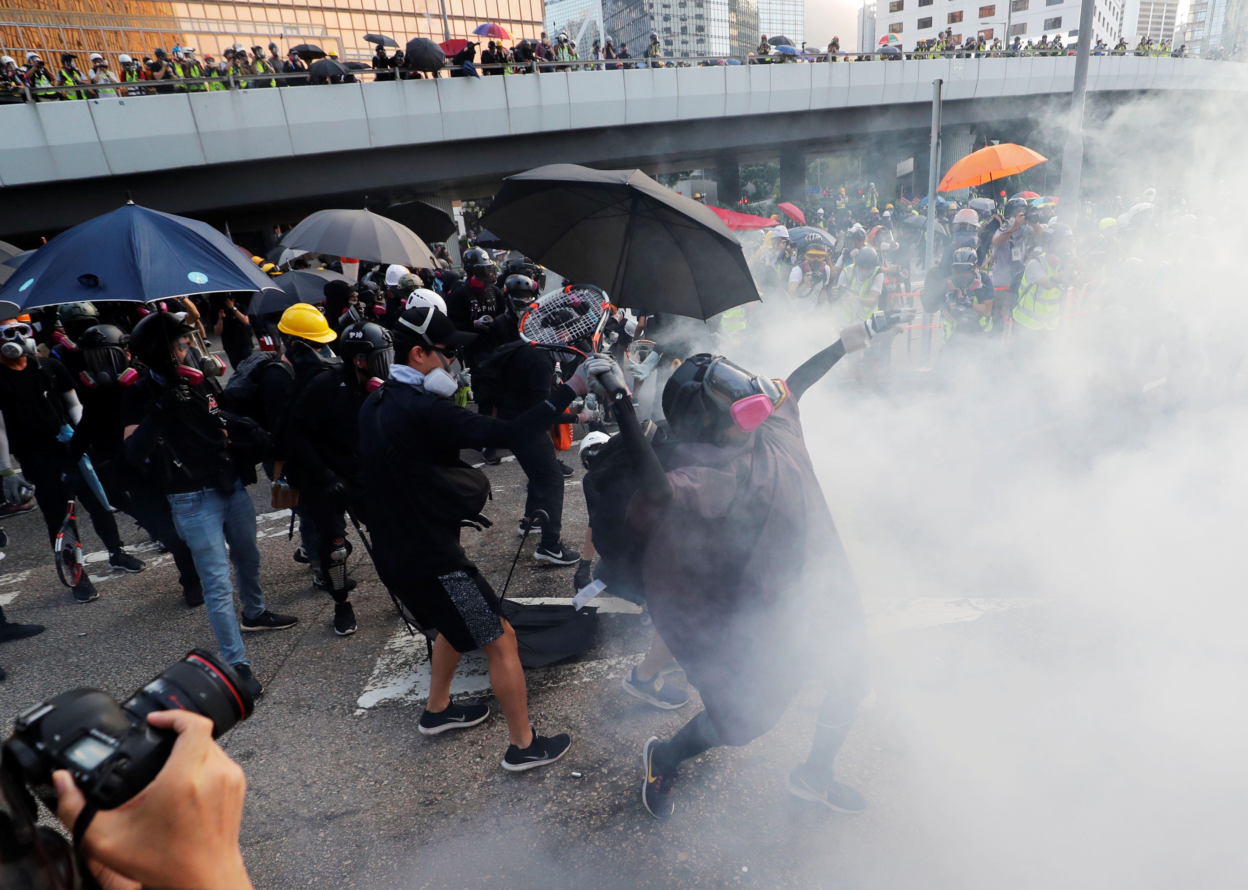 「反送中」抗爭數月來導致多次百萬人上街遊行，警方在街頭狂射催淚彈，示威者被捕、被暴打，已經是家常便飯。(路透社/達志影像)