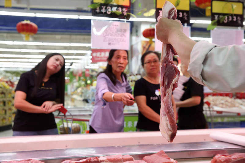 中國國家統計局將於明日公布11月消費者物價指數(CPI)。多機構預測，由於豬價已不再失控，11月CPI仍有可能漲過4%。(圖: 中央社)
