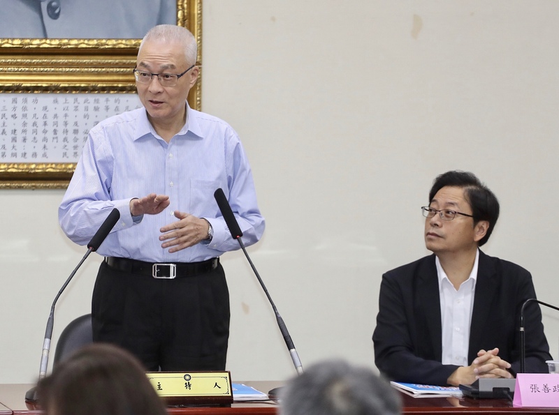鴻海創辦人郭台銘宣布不參與2020總統連署，國民黨主席吳敦義（左）18日在台北表示，這是朝向祥和和團結的目標走，希望能跟郭台銘合作，他會用各種好的途徑，包括透過副主席郝龍斌溝通，以及他親自向郭請益，「烏雲散掉後，希望陽光普照」。 (圖：中央社)