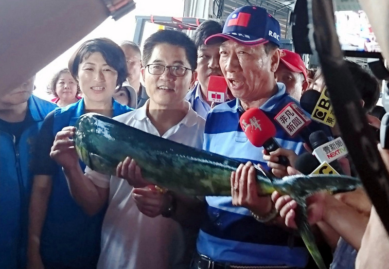 圖為鴻海創辦人郭台銘（前右）與前台東縣長黃健庭（前中）。(資料照片/CNA)