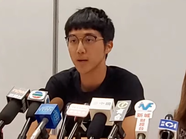 因涉及參加反送中活動一度遭警方逮捕的香港浸會大學新聞系學生蘇敬華，18日批評警方當晚無理將他拘捕。(圖擷自YouTube)