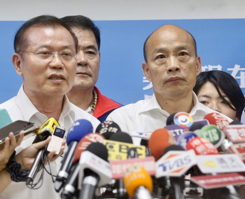 高雄市近來發生多起街頭暴力事件，市長韓國瑜（右）19日到鳳山區進行市政行程受訪時說重話，展現對暴力零容忍立場。左為高雄市警察局長李永癸。(圖：中央社)