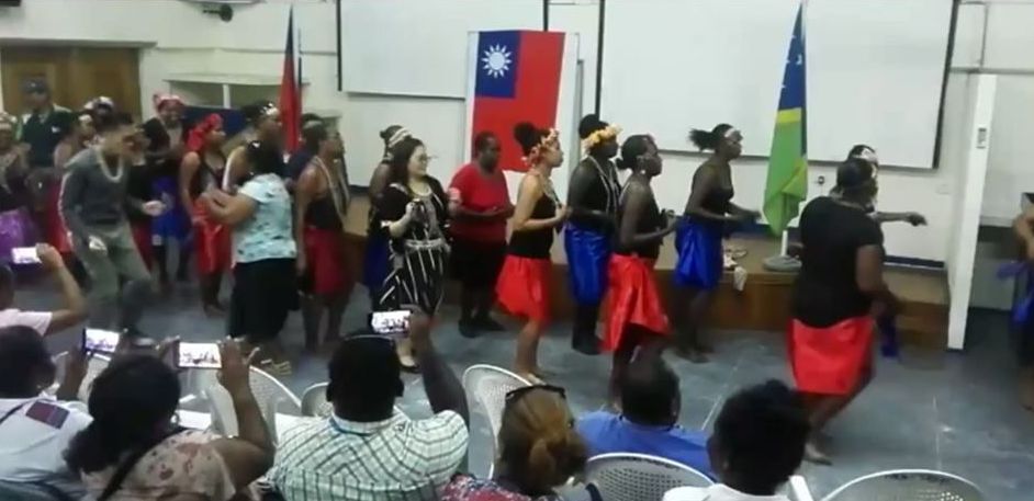 索羅門中央醫院人員表演歌舞，送別台灣醫療團。(臉書)