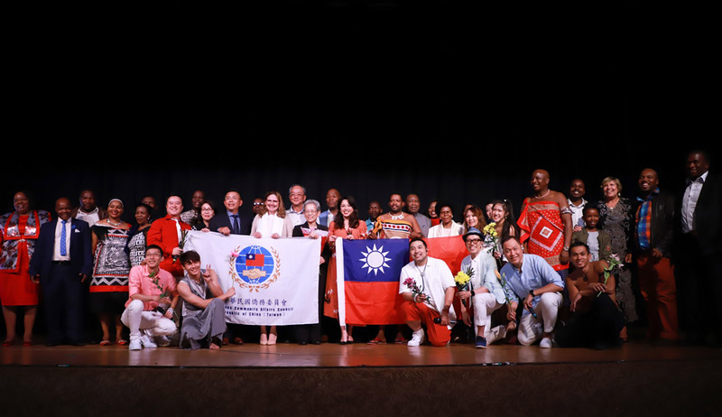 為與海外僑界共同慶祝108年國慶，由總統府國策顧問張富美所率領的國慶文化訪問團上週抵達史瓦帝尼，並於15日登台演出。精采表演佳評如潮，贏得來賓如雷掌聲。圖為駐史國大使梁洪昇（前排站立者左7）、張富美（前排站立者左9）、貴賓及團員合影留念。（駐史瓦帝尼大使館提供）