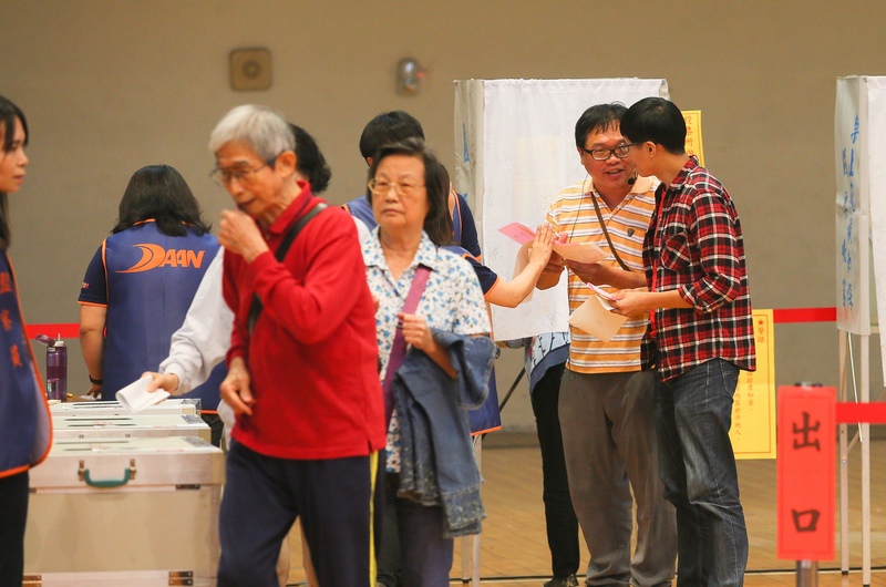 中選會21日下午邀請民眾參與投票模擬，演練包括「圈票過久」、「攜帶手機」、「撕毀選票」、「亮票」等狀況。