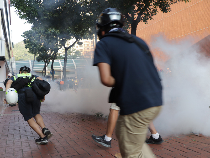 香港反送中人士21日下午在屯門舉行遊行，防暴警察下午4時許清埸，並在示威者投擲汽油彈後，發射催淚彈驅散人群。(圖：中央社)
