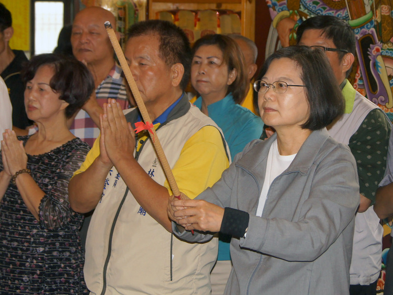 蔡總統到南投縣參與921大地震20週年紀念活動，並前往草屯林太師廟參香。(圖:中央社)