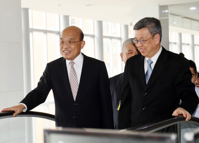 蔡總統27日將宣布由陳建仁接任新閣揆，陳建仁預計31日與蘇貞昌交接。圖為2019年蘇、陳兩人在台北出席活動照片。(圖：中央社資料照片)