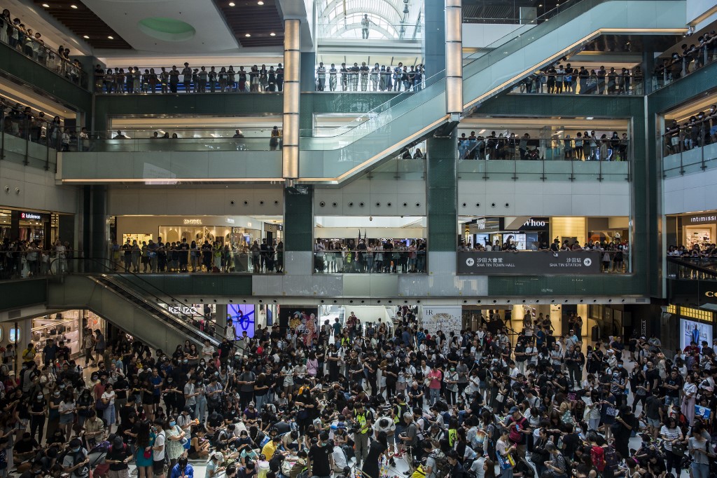 反送中，香港沙田新城市廣場22日大批市民聚集。 (AFP)