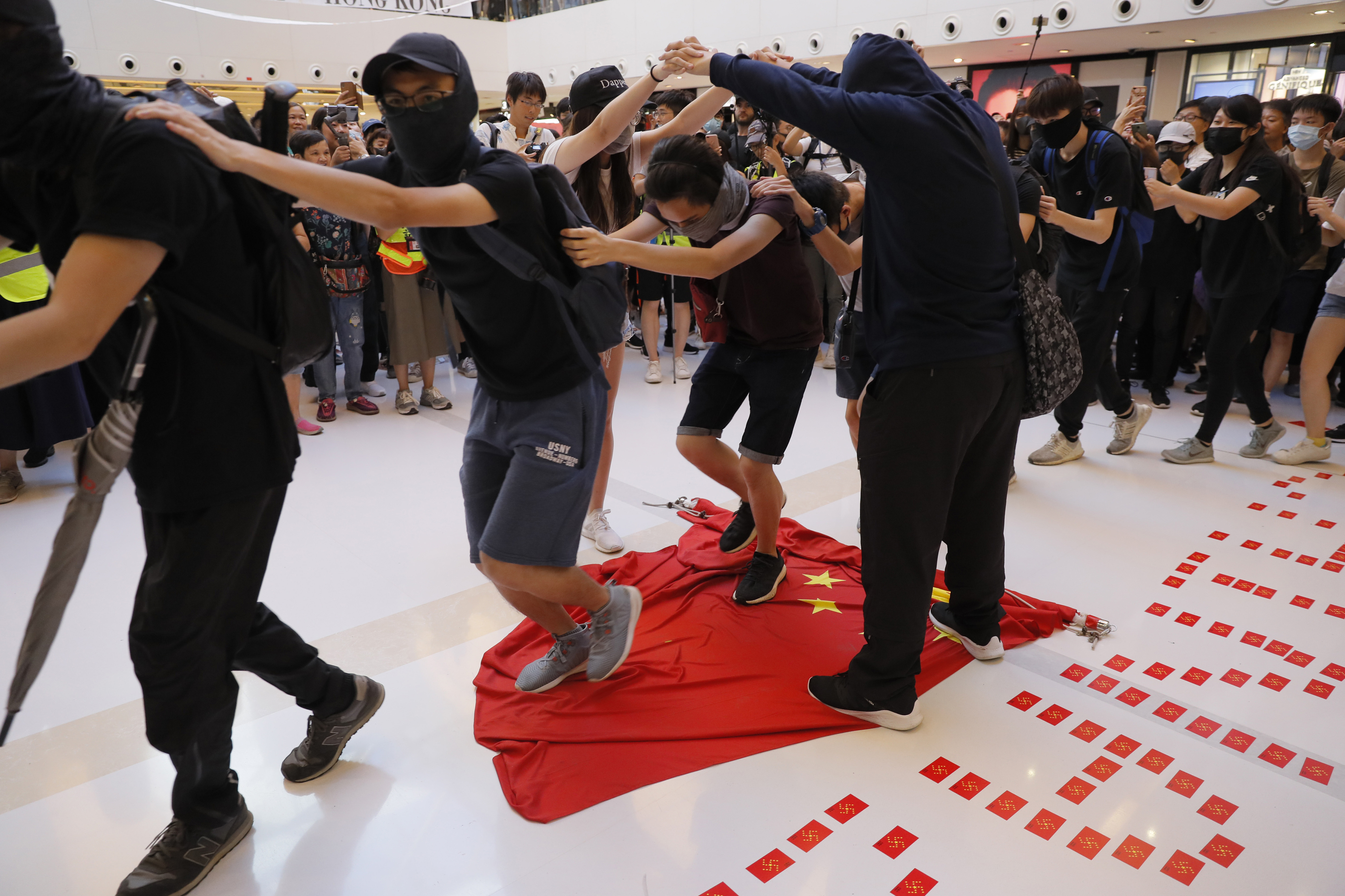 香港沙田中國國旗被拆，置廣場中庭讓人踐踏。 (AP/達志影像)