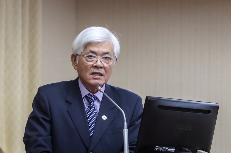 中選會主委李進勇23日在立法院表示，依法投票時不可穿著有候選人標誌的服裝，不論是姓名、號碼、識別圖案或政黨標誌，都不能穿到投開票所，「單純的國旗裝」並不在禁止範圍之內，但不能有一些引導投票、誘導式的標誌。(圖：中央社)