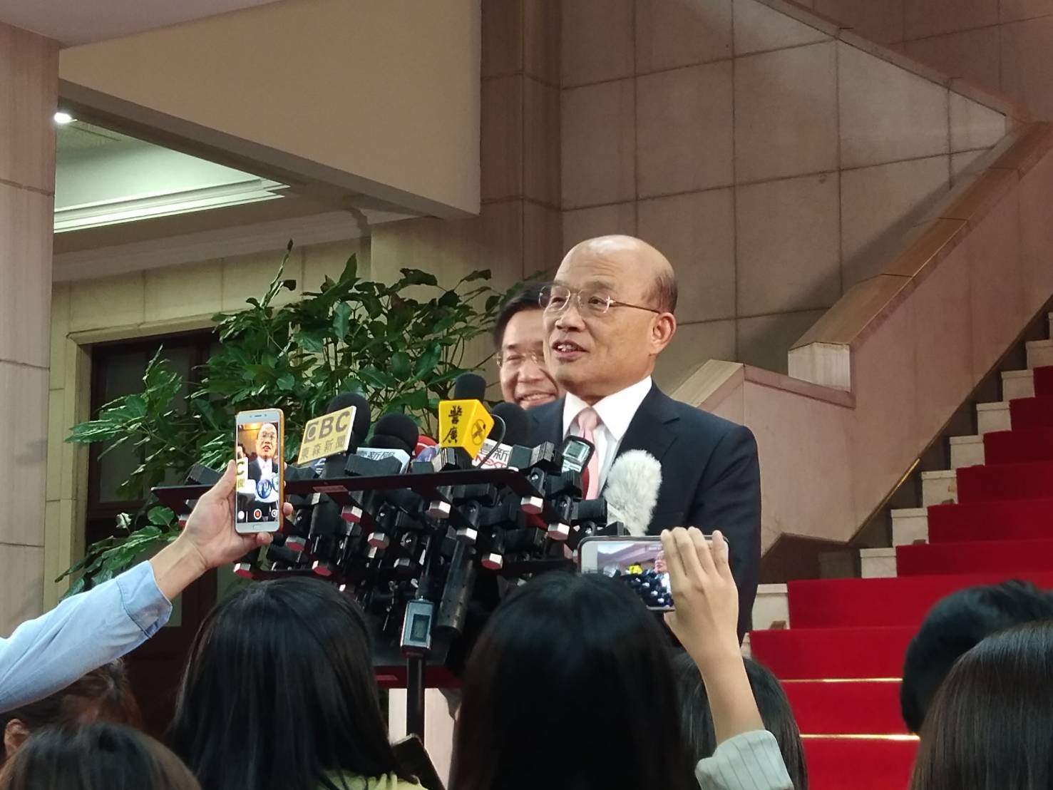 針對高雄市長韓國瑜反駁「挖石油誰說的」，行政院長蘇貞昌23日表示，睜眼說瞎話。(王韋婷攝)