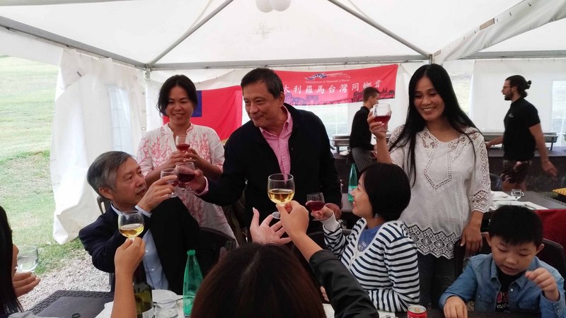 駐義代表李新穎（中）向羅馬僑胞敬酒，鼓勵僑胞團結支持政府。（駐義代表處提供）