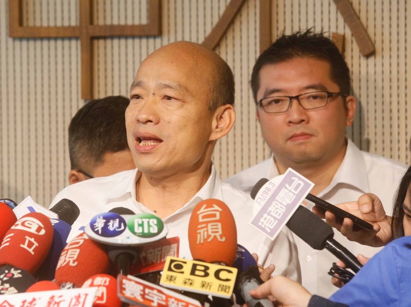 高雄市長韓國瑜（前）傳出將從14日或15日起請假拚大選，高市府表示目前沒接到請假通知。檔案照片/中央社