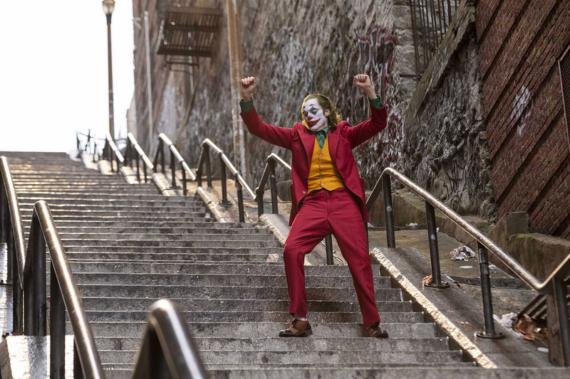 美國男星瓦昆．菲尼克斯（Joaquin Phoenix）在新片「小丑」（Joker）中，飾演英雄漫畫「蝙蝠俠」中著名瘋狂反派小丑，電影中一段又高又長的樓梯，也是全片最關鍵的場景。（華納兄弟提供）