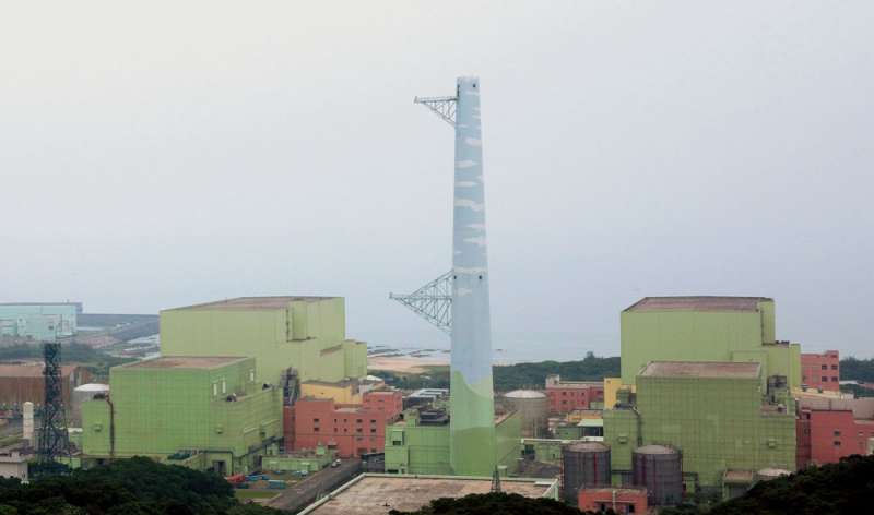 圖為核四龍門電廠廠區內機廠房、反應爐廠房、控制廠房及汽機廠房外觀。(資料照片/CNA)