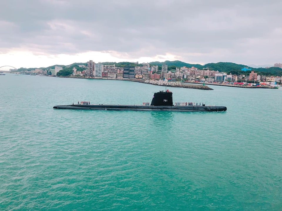 茄比級海獅號潛艦，24日上午駛入基隆港。(拍攝者：基隆 楊庭豪／蔡適應臉書)