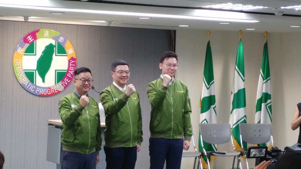 民進黨主席卓榮泰身穿軍綠色的新戰袍「飛行夾克」亮相，象徵戰鬥時間已到，民進黨全體黨公職將穿上戰服直到勝選的一刻。(劉玉秋 攝)