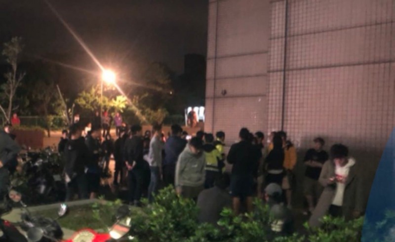 文化大學連儂牆遭親共學生鬧事、撕毀事件，更傳有香港女生衝突中從高處落下，目前校方、警方已介入。（圖取自PTT八卦板）