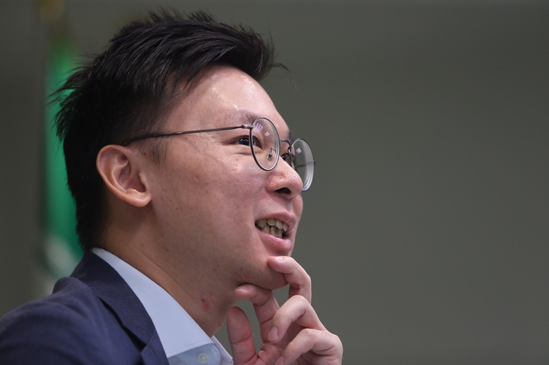 民進黨副秘書長林飛帆10日代表蔡英文總統及民進黨中央，啟程前往美國休士頓、洛杉磯及加拿大多倫多。(圖：中央社)