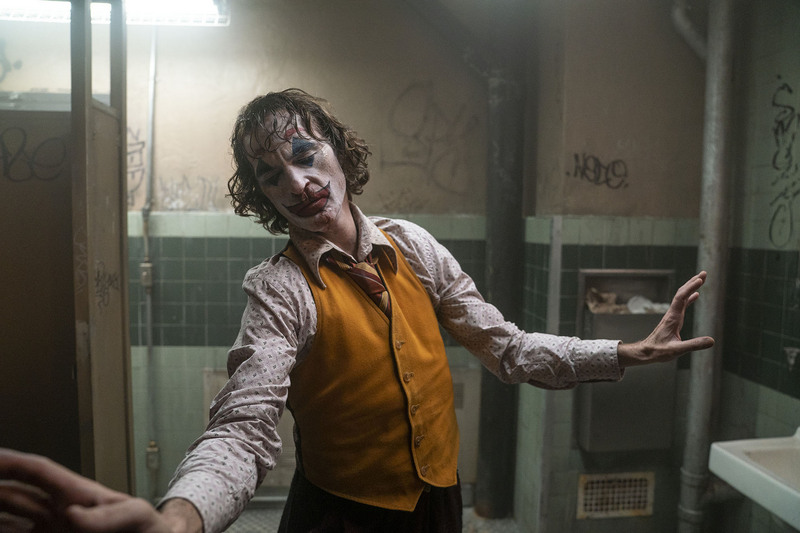 影星瓦昆菲尼克斯（Joaquin Phoenix）在新片「小丑」（Joker）中，演繹一名社會底層的男子從飽受霸凌欺壓，轉化成高譚市最狂惡人「小丑」的過程與心境，瓦昆開拍前透過撰寫日記，逐漸進入角色內心，演技贏得熱烈好評。（華納兄弟提供）(圖：中央社)