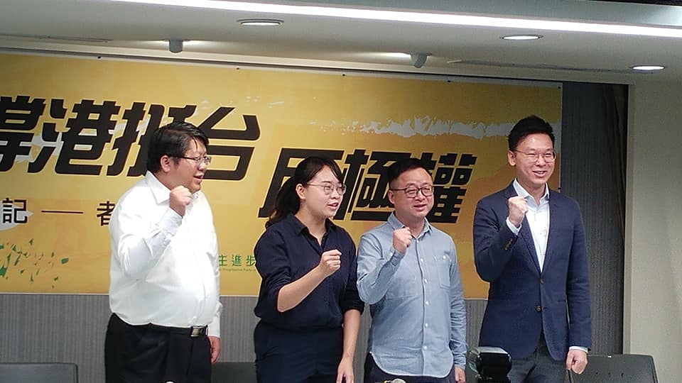 台港民間團體發起「929台港大遊行」，民進黨也將親自組隊參，主辦單位之一經濟民主連合召集人賴中強（左一）與台灣青年民主協會代表吳奕柔（左二）親送活動邀請函至民進黨中央（劉玉秋攝）
