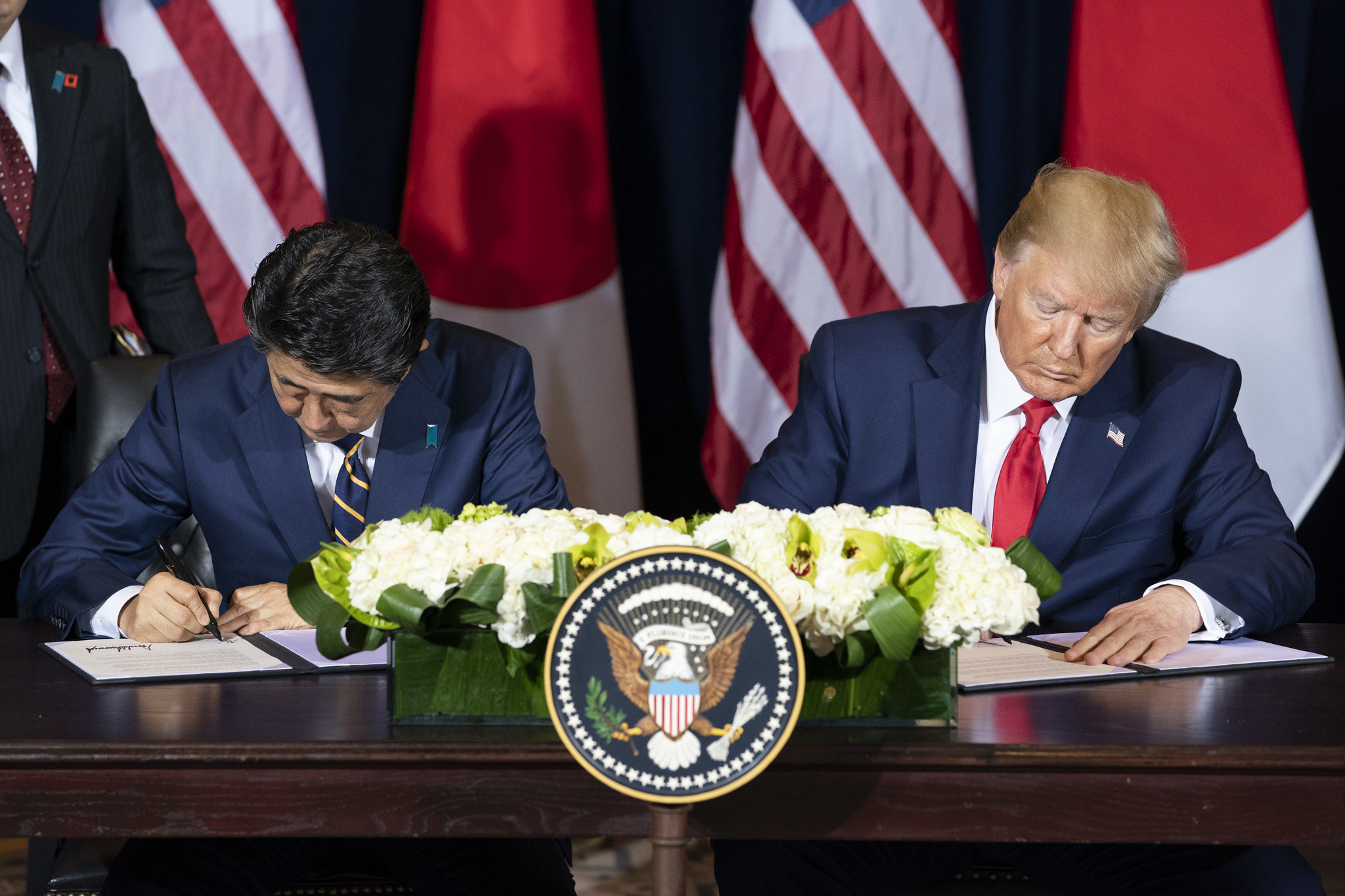 美日簽署初步貿易協議。 (圖:白宮)
