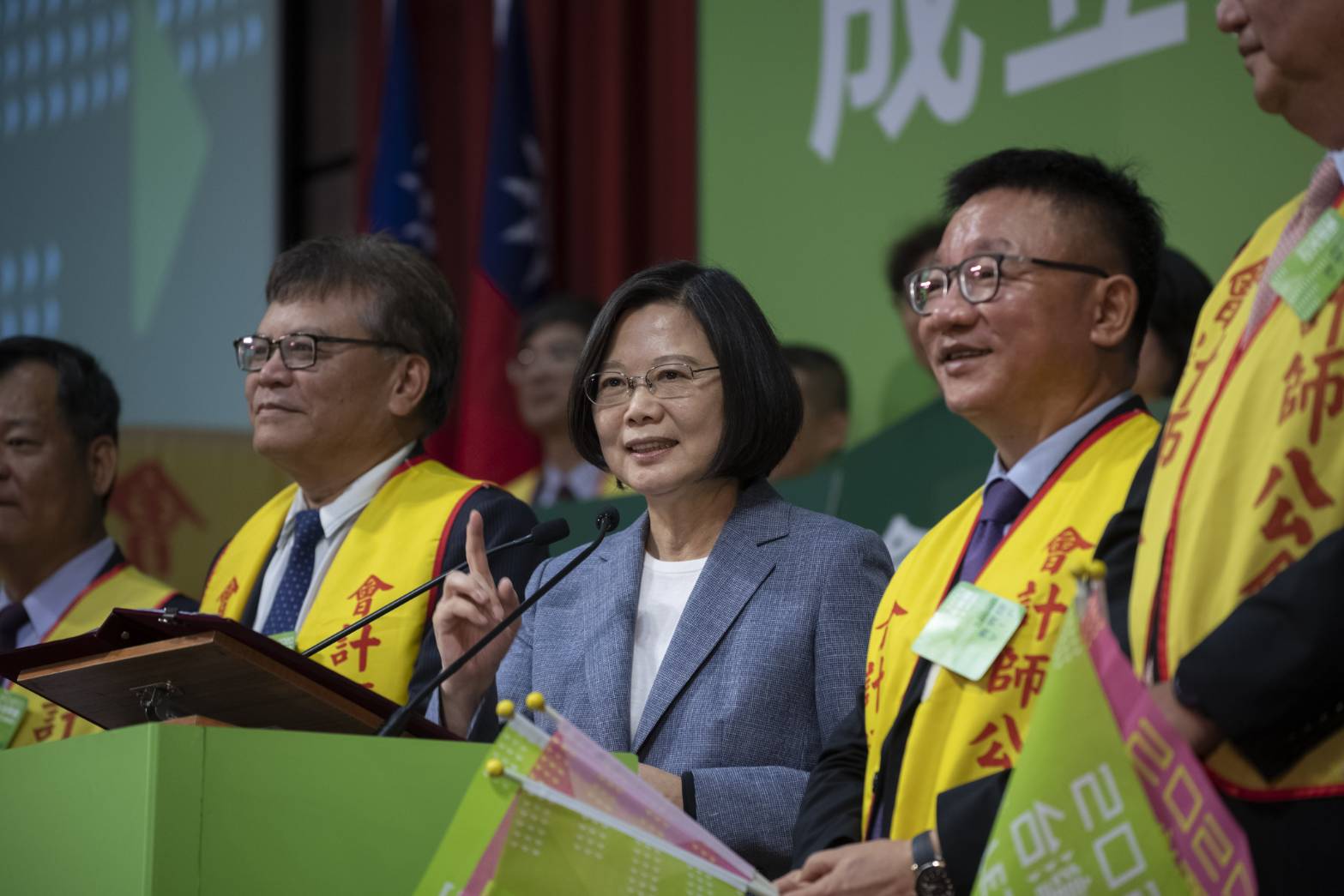 蔡英文總統(中)出席「會計師全國後援會成立大會」，呼籲大家協助遏止假訊息。(蔡總統連任辦公室提供)