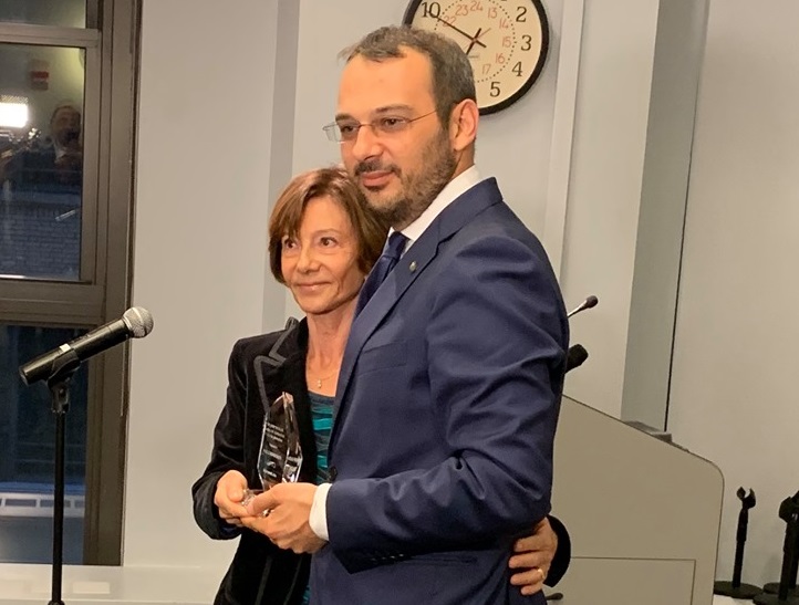 義大利記者波羅梅第(Paolo Borrometi)因為敢於揭露西西里島黑手黨的活動，至今生活在警方保護之下，他在25日獲頒「彼德麥克勒勇氣與道德新聞獎」。(圖：波羅梅第臉書)