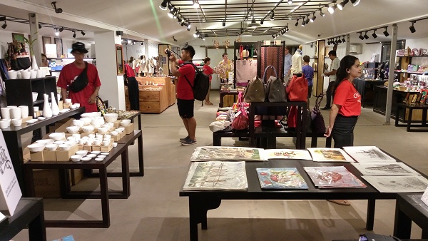 台民眾越來越認識社會企業，也願意多花錢購買社企商品。圖為法爾社會企業旗下法爾精品店。(陳國維 攝)