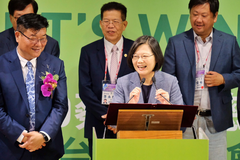蔡英文總統27日晚間出席「2020蔡英文總統連任海外台商後援會成立大會」。(圖: 中央社)
